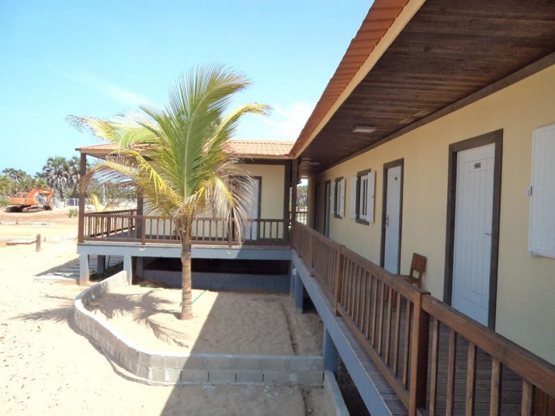 Construção modular e deck na Barra do Kwanza